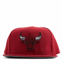 Bulls Embroidery Glitch Snapback